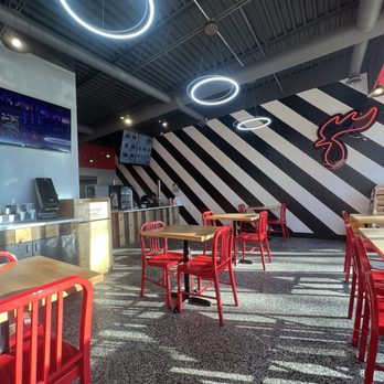 Byrd’s Hot Chicken - Nice seating area - Halal Near Me - Schaumburg, Illinois