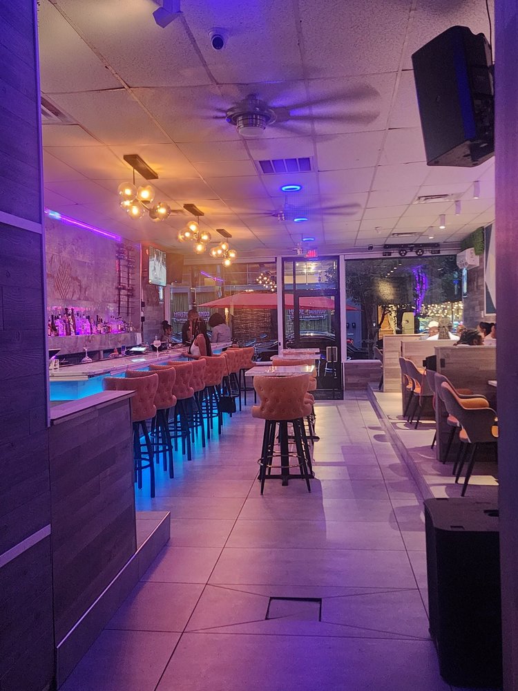 Bellos Lounge & Restaurant