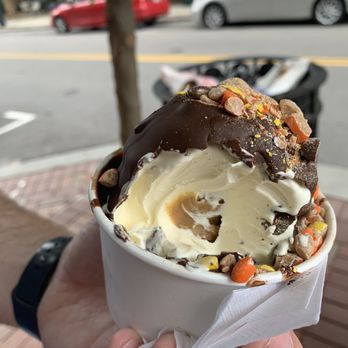 Simons Says Dip This - Peanut butter core with espresso dip and Reese's pieces on top large in a cup - Ice Cream & Frozen Yogurt Near Me - Durham, North Carolina