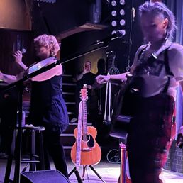 Shawn Colvin to the left, KT on the right Shawn Colvin to the left, KT on the right