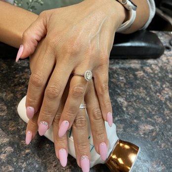 Bee Nails & Spa - Nail Salons Near Me - Saint Paul, Minnesota
