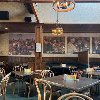 Hennessey's Tavern - The dinning area - Irish Near Me - Carlsbad, California