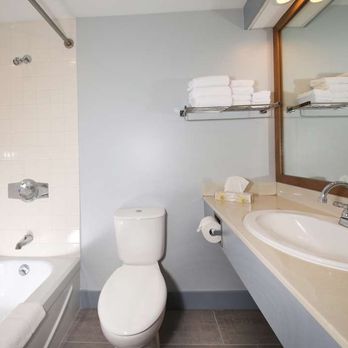 Loyalist Lakeview Resort - Guest Bathroom - Hotels Near Me - Summerside, Prince Edward Island Loyalist Lakeview Resort - Guest Bathroom - Hotels Near Me - Summerside, Prince Edward Island