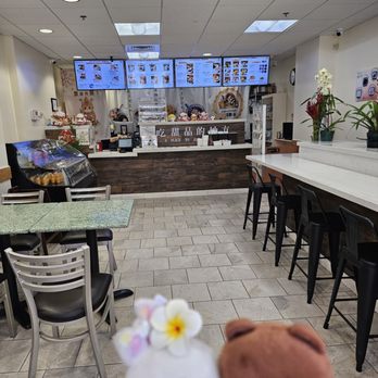 Song Kee Dessert - Looking straight ahead - Cantonese Near Me - Honolulu, Hawaii