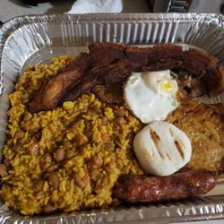 "Calentado Granjero" (Chicharron, Lomo Asado, Calentedo, Huevo, Arepa y Chorizo.