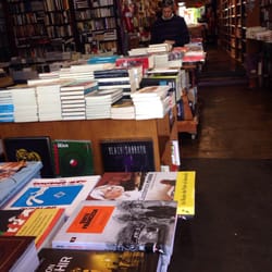 Boutique Del Libro - Espectacular para hojear libros y comer algo en su restoran escondido en el fondo