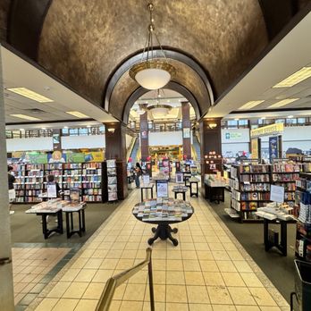 Barnes & Noble - Austin - Bookstores Near Me - Austin, Texas