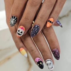 Sizzor Magic - Here's a cute Gel X set one of the manicurists did for Halloween