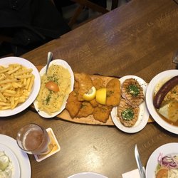 2 Personen Platte - Pommes, Kartoffelsalat, Schnitzel, Schweine Steaks, Spätzle, Maultasche, Bratwurst + kleinen Salat für jeden