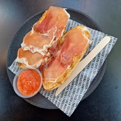 100 Montaditos - Bocadillo con jamón y tomate €1.85. Dried ham sandwich with crushed tomatoe