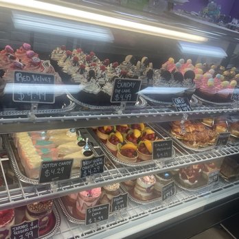 Vegas Bakery - Cupcake selection ; Oreo, strawberry, sundae, chocolate... etc ... - Custom Cakes Near Me Vegas Bakery - Cupcake selection ; Oreo, strawberry, sundae, chocolate... etc ... - Custom Cakes Near Me