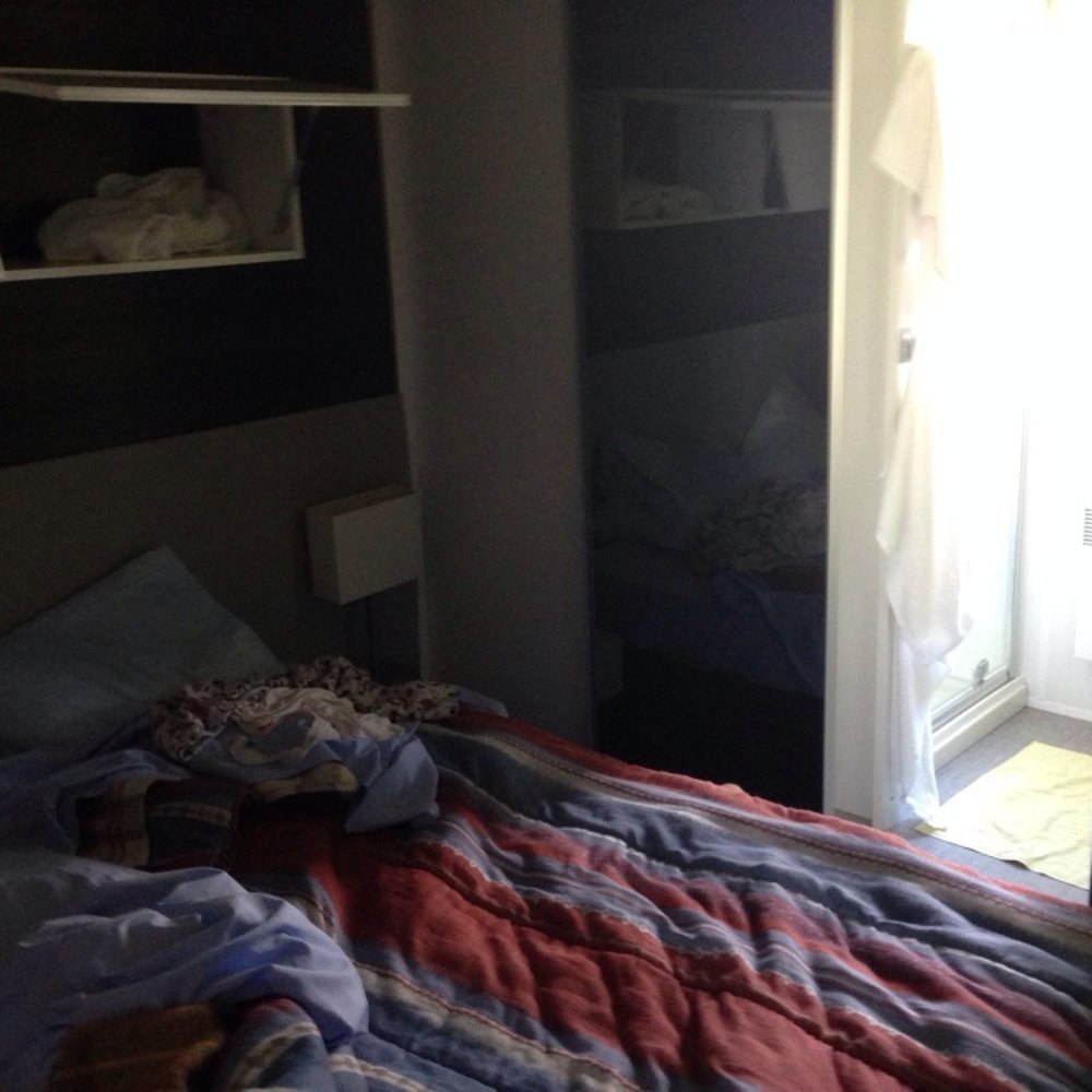 Camping la Vallée - The double bed in the mobile. The mirror doors opened up into the bathroom. - Campgrounds Near Me - Houlgate, 14