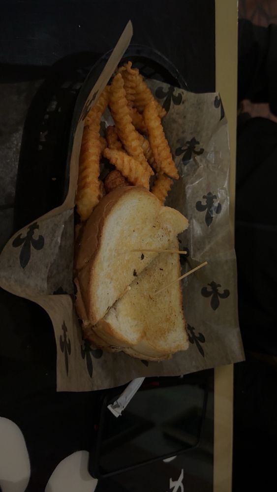 Fleur De Lis Bar & Grill Logo