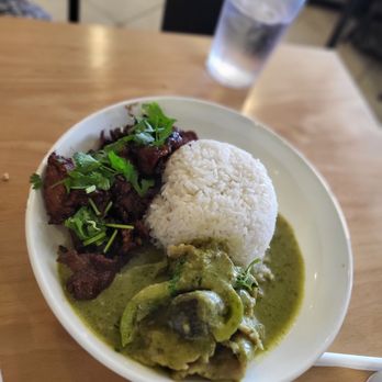 Vientiane Restaurant - Green curry plate - Thai Near Me - West Sacramento, California Vientiane Restaurant - Green curry plate - Thai Near Me - West Sacramento, California