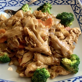 Elephant Cafe - Pad se ew noodles - Thai Near Me - Lake Forest, California