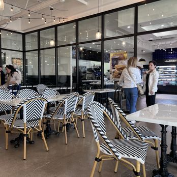 Paris Baguette - Seating area - Bakeries Near Me - Phoenix, Arizona