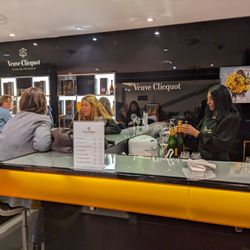 Veuve Clicquot Bar - Champagne break while shopping