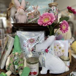 Anna Marie Creative Collective - Spring Decors