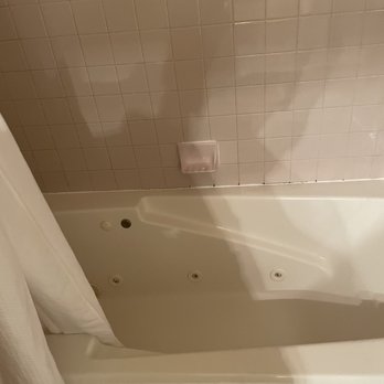 Destination Geneva National - Mold on tub tiles. Super outdated bathroom. - Golf Near Me - Lake Geneva, Wisconsin