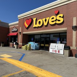 Love's Travel Stop - Front entrance