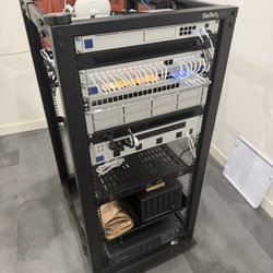 Vrumix - Ubiquiti G2 UNVR, Dream Machine SE, Power Distribution UniFi, 48 POE Pro max Switch