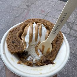 Warm cookie bowl with vanilla ice cream and peanut butter Warm cookie bowl with vanilla ice cream and peanut butter