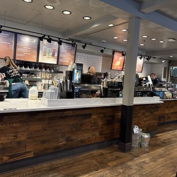 Starbucks - Coffee & Tea Near Me - Lake Oswego, Oregon