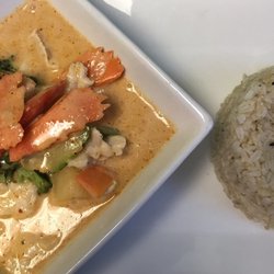 Chalerm Thai Cuisine - Chicken Pineapple Red Curry