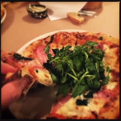 Erlum - Puedes pedir el "calzone" abierto en pizza: la mitad del pan y todo el sabor: jamón hecho en casa y berros frescos. Muy rico.