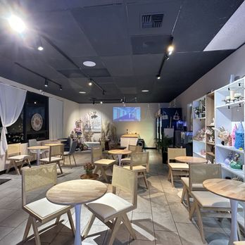 HoneyMe Bakery & Tea - Seating area - Bakeries Near Me - Bellevue, Washington