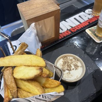 Canil Cerveja - Cheese Fries(not a happy hour special) - Beer Bar Near Me - Lisbon, 11