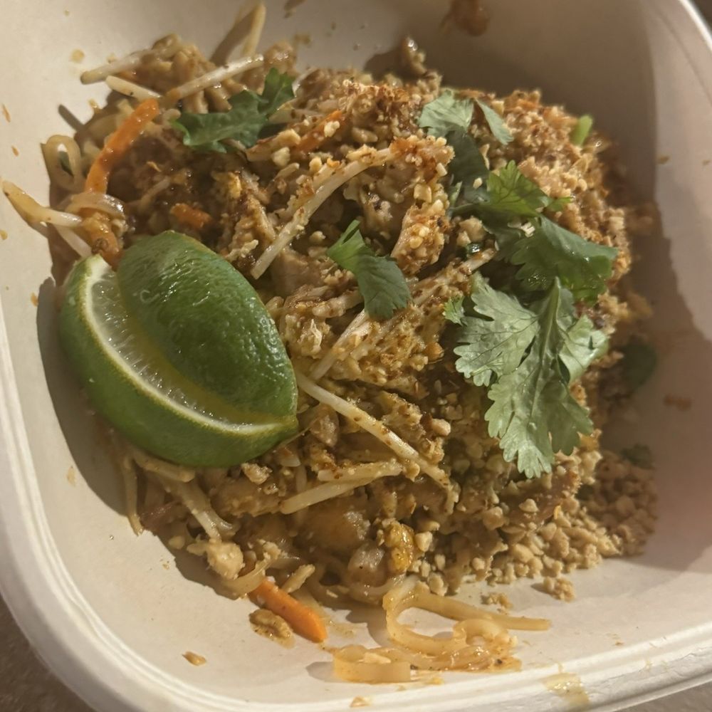 Thai Mee Up - Chicken pad Thai (spice level 3) - Food Trucks Near Me - Kihei, Hawaii Thai Mee Up - Chicken pad Thai (spice level 3) - Food Trucks Near Me - Kihei, Hawaii
