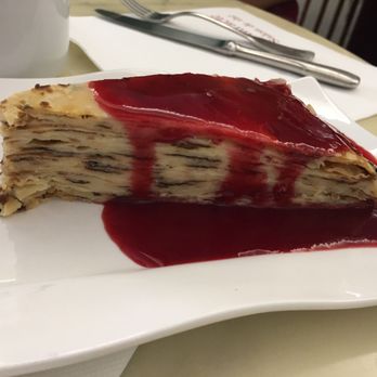 L'Entracte - Milles feuilles de crêpes au coulis de framboise - French Near Me - Toulouse, 31 L'Entracte - Milles feuilles de crêpes au coulis de framboise - French Near Me - Toulouse, 31