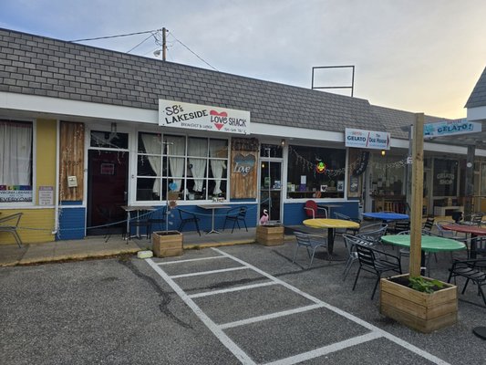 SB's Lakeside Love Shack by null