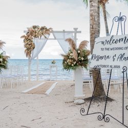 Hola Weddings - Ceremony decoration and welcome sign