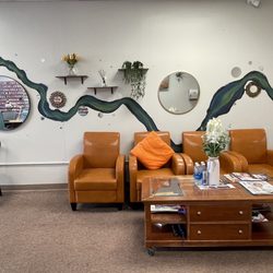 Queen's Nails - Waiting area