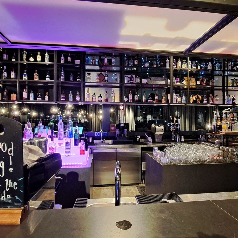Moxy London Heathrow Airport - Bar - Hotels Near Me - Hounslow, XGL Moxy London Heathrow Airport - Bar - Hotels Near Me - Hounslow, XGL