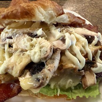 Goose Feathers Cafe & Bakery - Chicken Bacon Mushroom Melt - Breakfast & Brunch Near Me - Savannah, Georgia