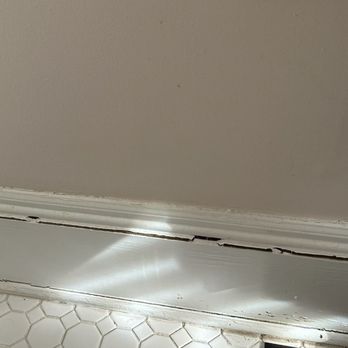 Blue Heron Inn - Cracking of baseboard, unknown if lead in paint. - Bed & Breakfast Near Me - Fernandina Beach, Florida