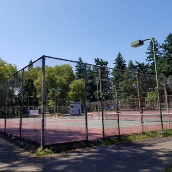Grant Park - Tennis courts...they are lit at night. - Parks Near Me - Portland, Oregon