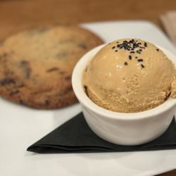 Chocolate chip cookie with salted caramel icecream