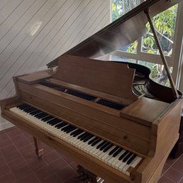 Baby grand piano Baby grand piano