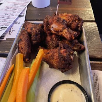Broken Barrel Bar - Wings - Sports Bars Near Me - Chicago, Illinois