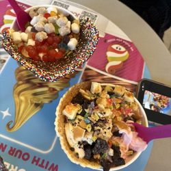 Menchie's - Froyo with lots of toppings