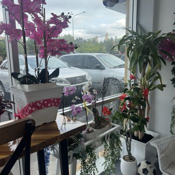 Nissi Deli & Bakery - front window area, facing 160th - Vietnamese Near Me - Burien, Washington