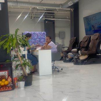 Vertigo Nail Lounge - Manicure tables - Nail Technicians Near Me - Los Angeles, California