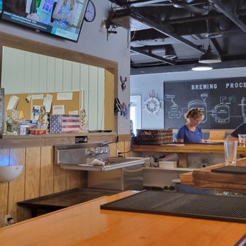 Bethany Bay Brewing - a bar with a television in the background - Brewpubs Near Me - Ocean View, Delaware