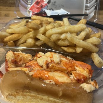 Pauli's - Lobster roll - Sandwiches Near Me - Boston, Massachusetts