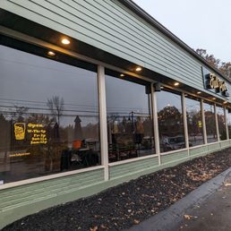 Sunday night at 5:38 pm. Closed even though it is advertised to be open until 8:00 pm.