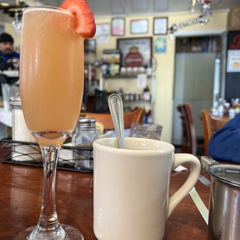 Avenue Cafe - Cafes Near Me - Capitola, California